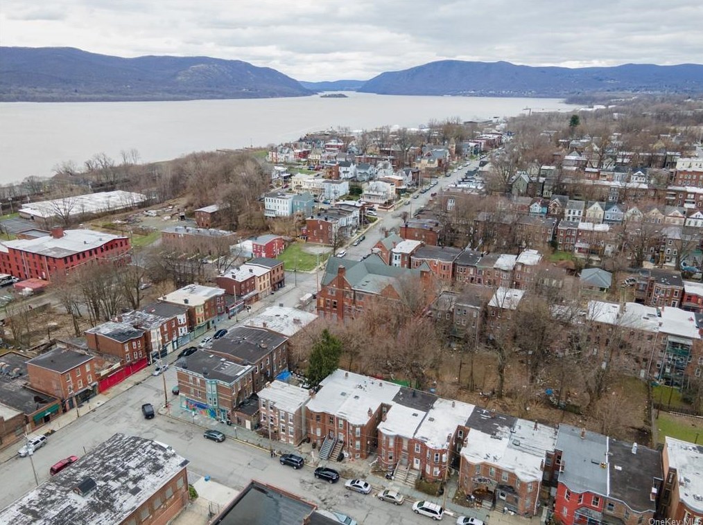 11 Benkard Ave, Newburgh NY  12550-5804 exterior