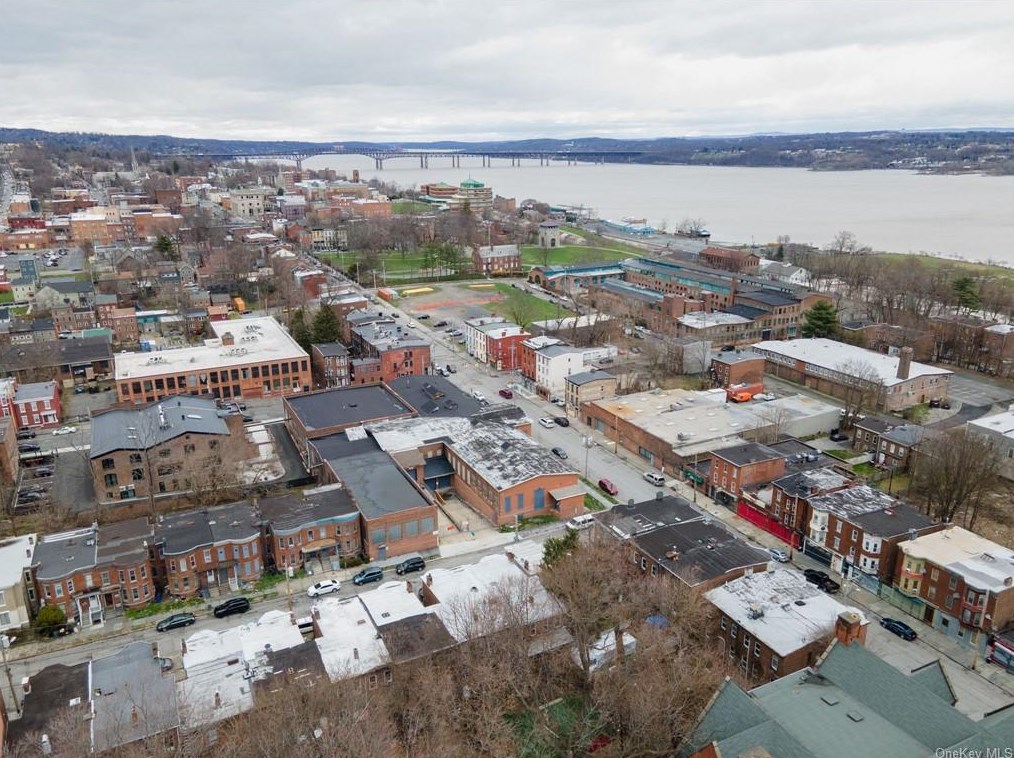 11 Benkard Ave, Newburgh NY  12550-5804 exterior