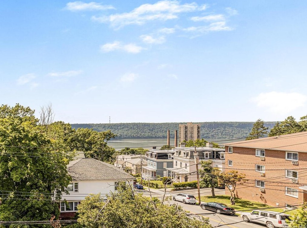 62 Pne St, Yonkers NY 10706-3922 exterior