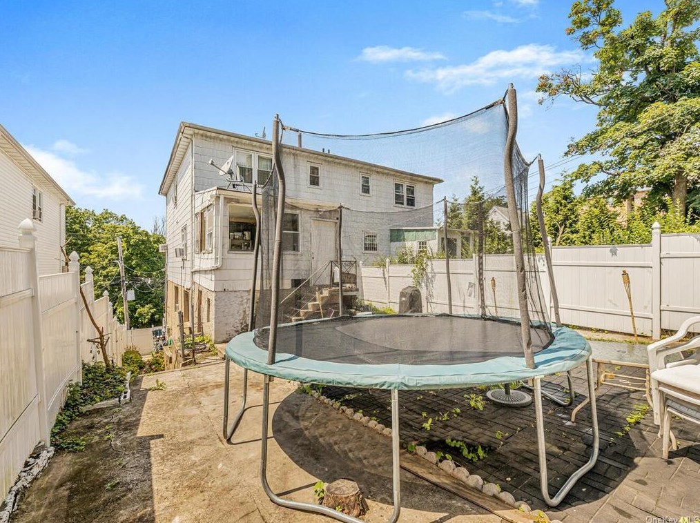 62 Pne St, Yonkers NY 10706-3922 exterior