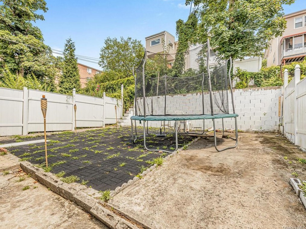 62 Pne St, Yonkers NY 10706-3922 exterior