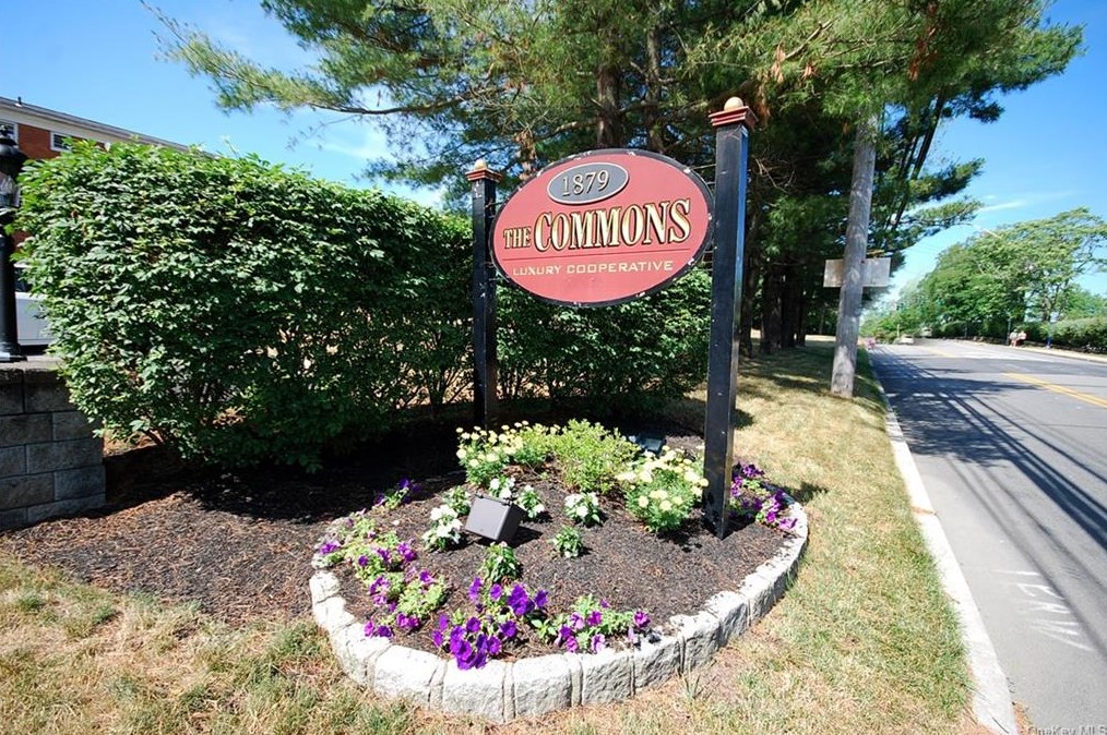 1879 Crompond Rd, Peekskill NY 10566-4115 exterior