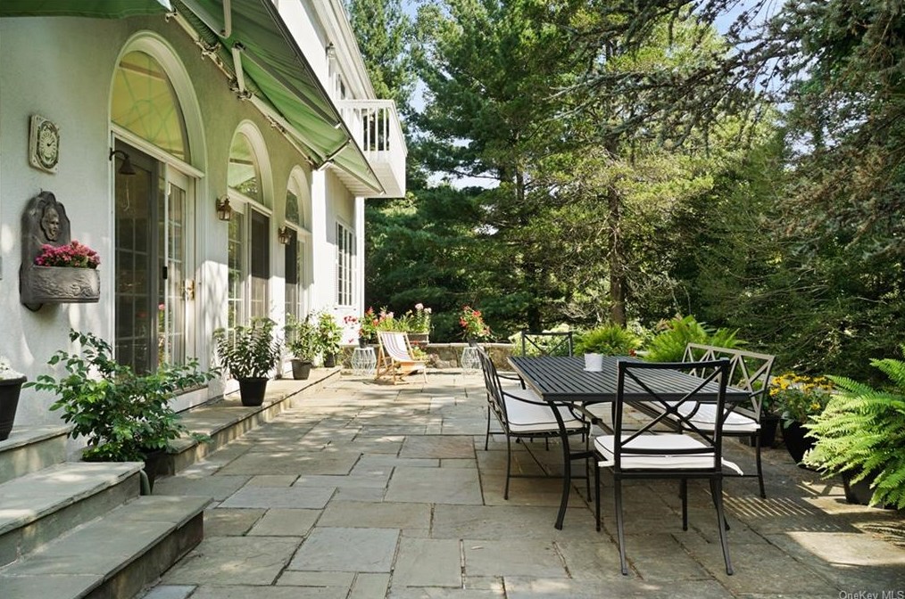 15 Lakeside Dr, Rye NY  10580-1853 exterior