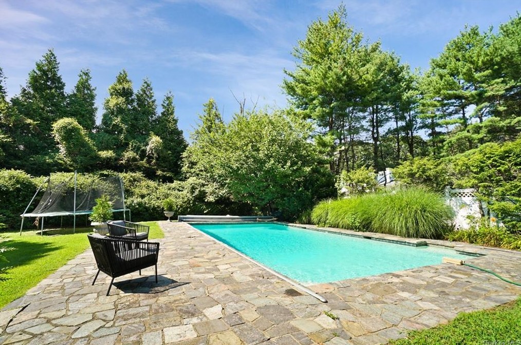 15 Lakeside Dr, Rye NY  10580-1853 exterior