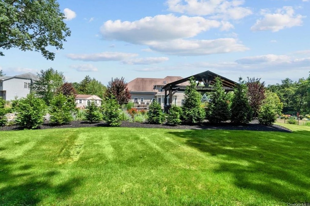 10 Vlg Ct, East Fishkill NY  12533-8120 exterior