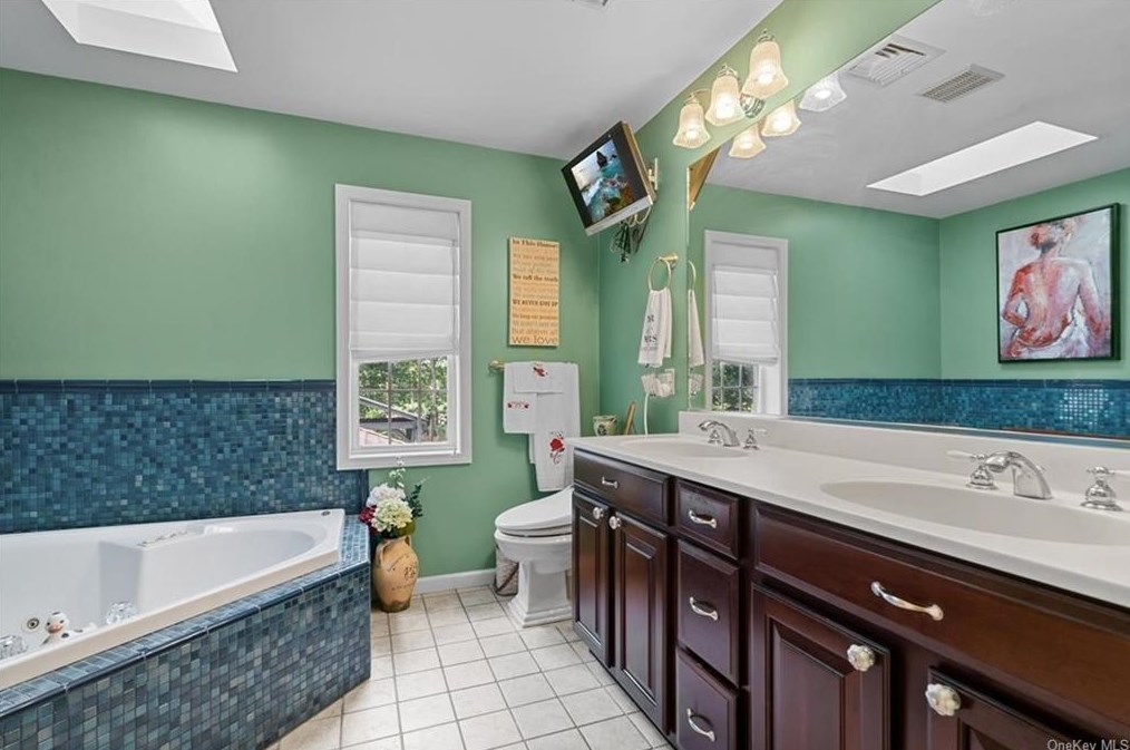 10 Vlg Ct, East Fishkill NY  12533-8120 exterior