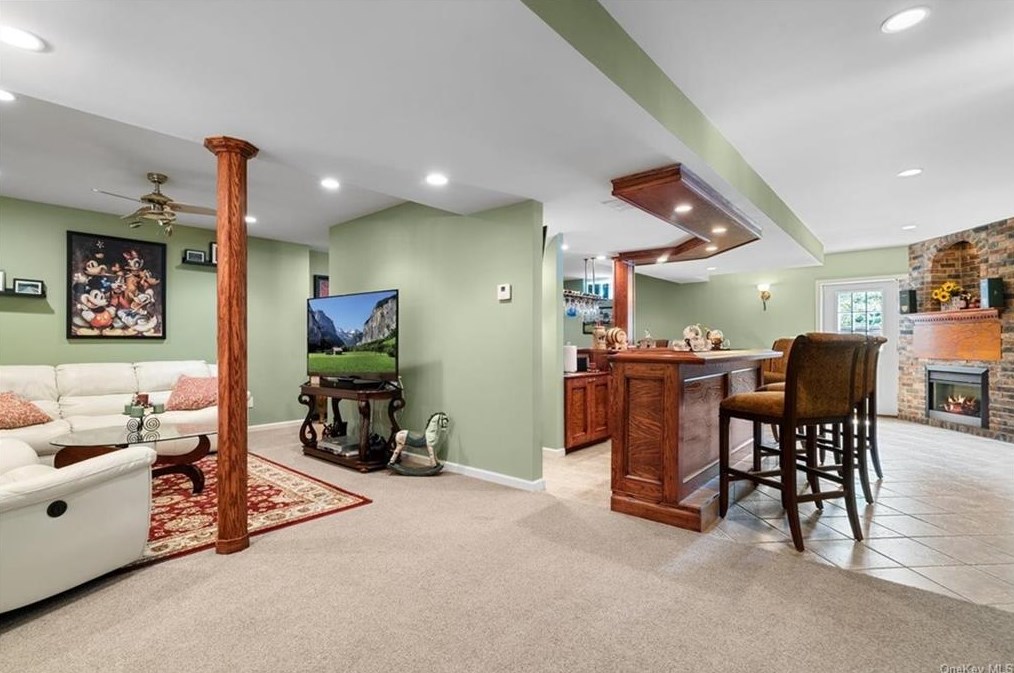 10 Vlg Ct, East Fishkill NY  12533-8120 exterior