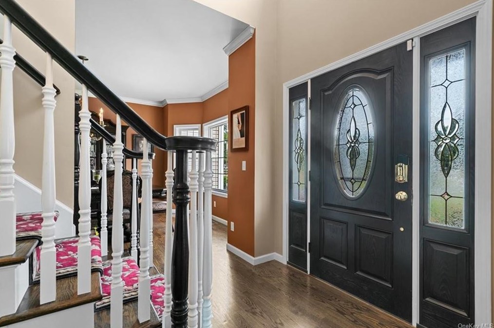 10 Vlg Ct, East Fishkill NY  12533-8120 exterior