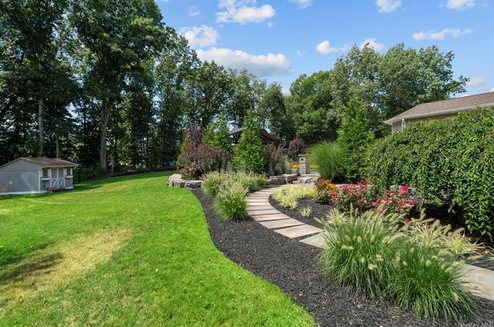 10 Vlg Ct, East Fishkill NY  12533-8120 exterior