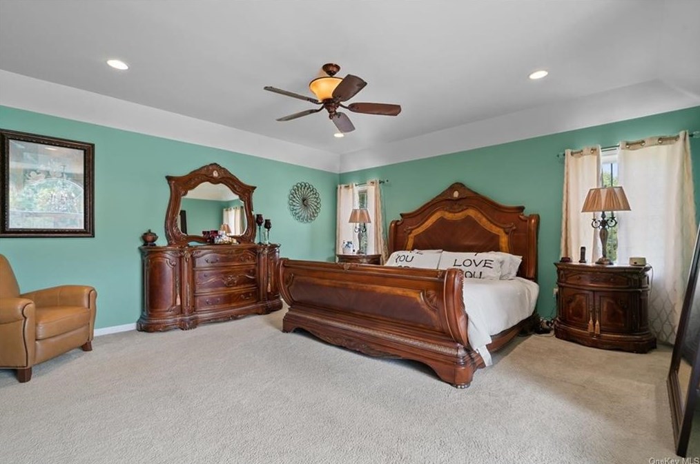 10 Vlg Ct, East Fishkill NY  12533-8120 exterior