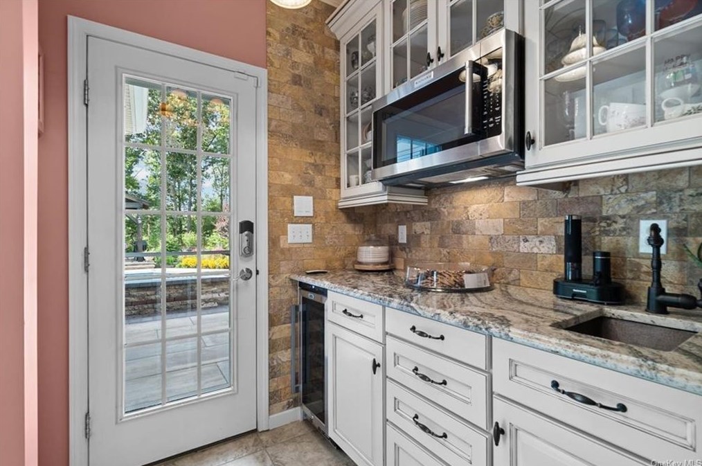 10 Vlg Ct, East Fishkill NY  12533-8120 exterior