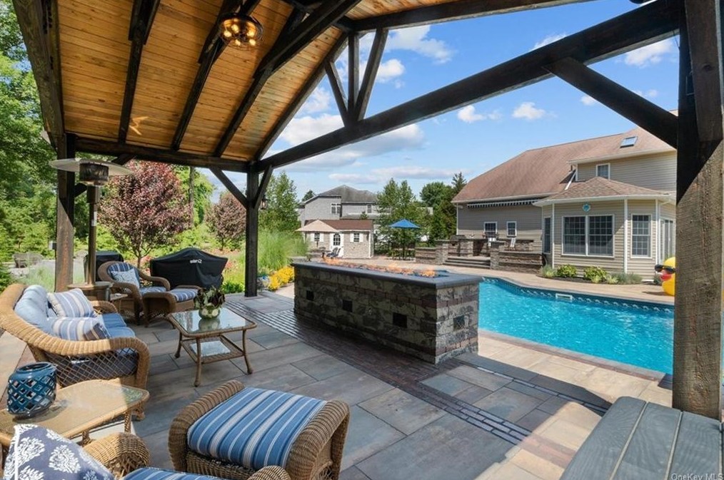 10 Vlg Ct, East Fishkill NY  12533-8120 exterior