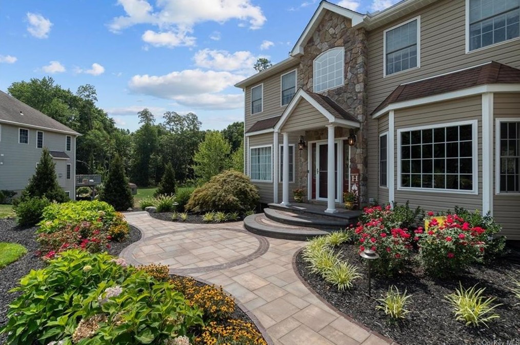 10 Village Ct, East Fishkill NY  12533-8120 exterior