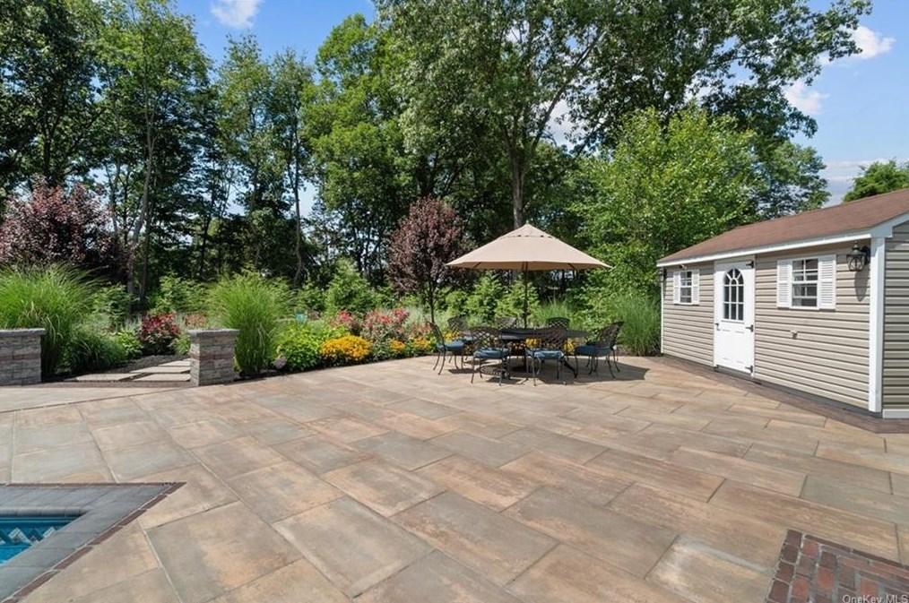 10 Vlg Ct, East Fishkill NY  12533-8120 exterior