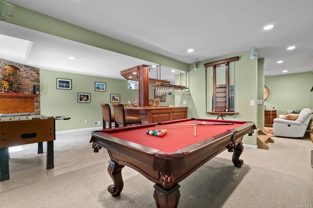 10 Vlg Ct, East Fishkill NY  12533-8120 exterior