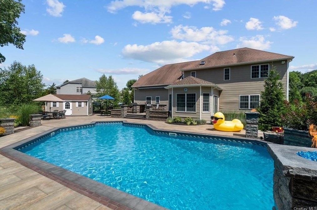 10 Vlg Ct, East Fishkill NY  12533-8120 exterior