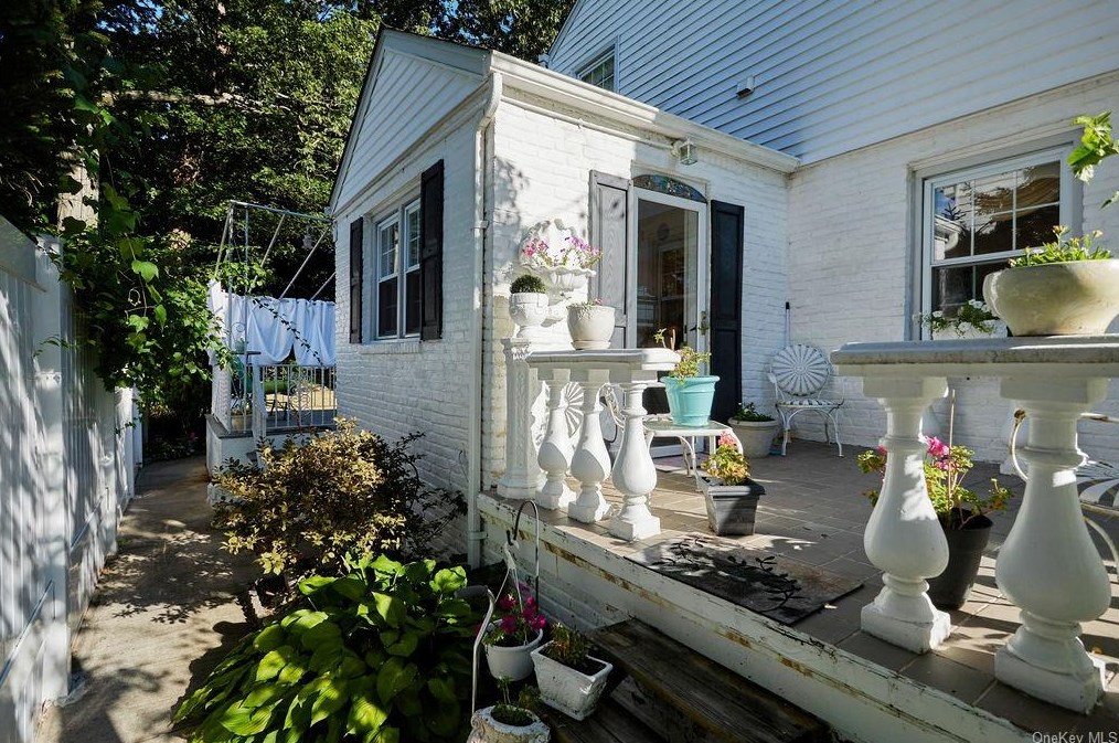 66 Gramercy Ave, Yonkers NY 10701-5123 exterior