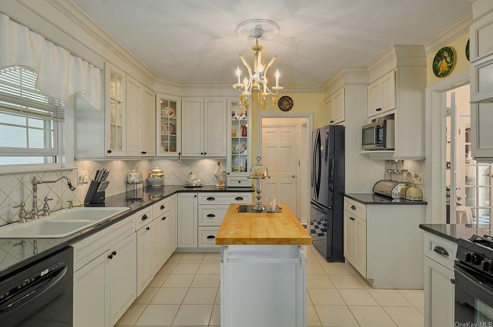 66 Gramercy Ave, Yonkers NY 10701-5123 exterior