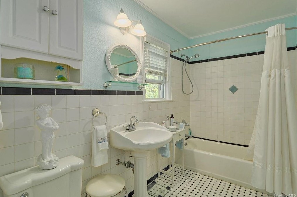 66 Gramercy Ave, Yonkers NY 10701-5123 exterior