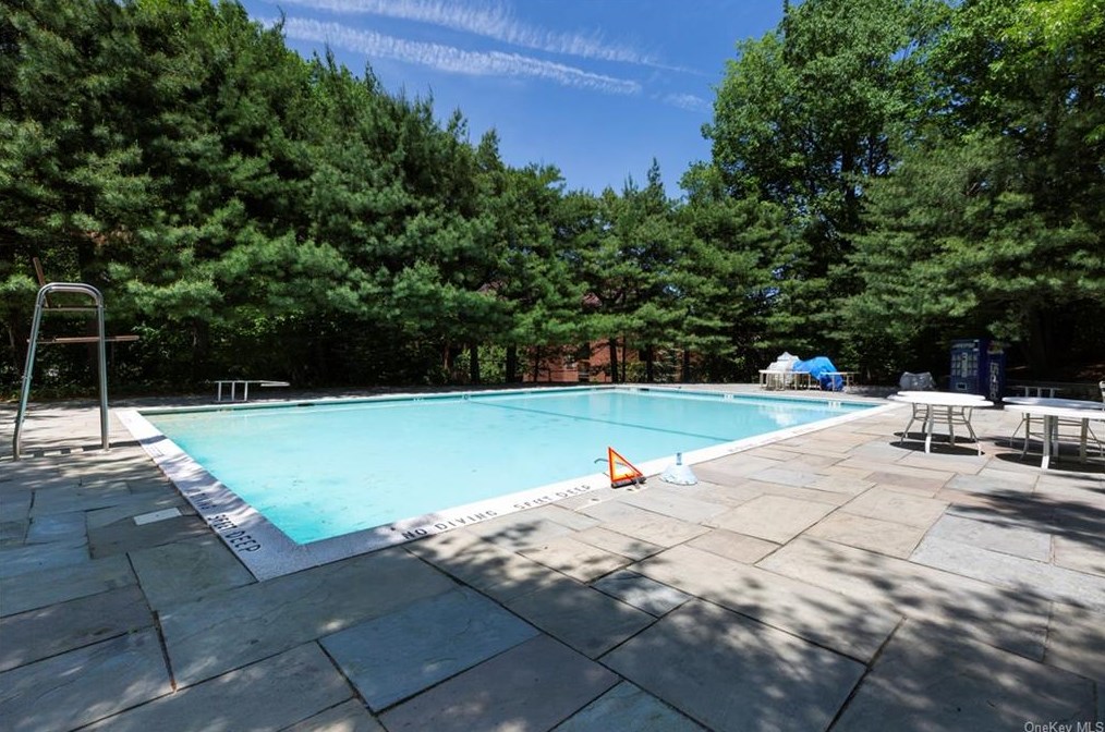 14 Bronxville Glen Dr, Yonkers NY 10708-6846 exterior