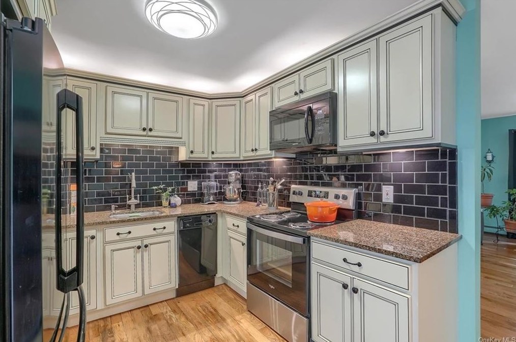 13 Brookside Rd, Beacon NY 12508-2422 exterior