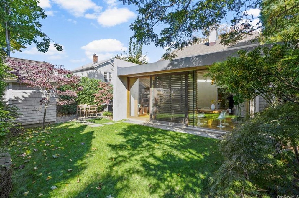 14 Bronson Ave, Larchmont NY  10538-3824 exterior