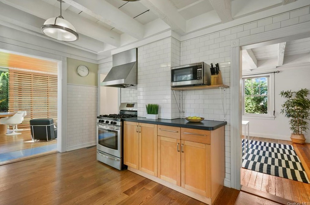 14 Bronson Ave, Larchmont NY  10538-3824 exterior