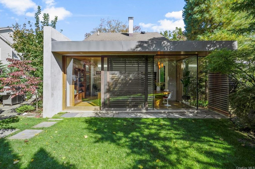 14 Bronson Ave, Larchmont NY  10538-3824 exterior