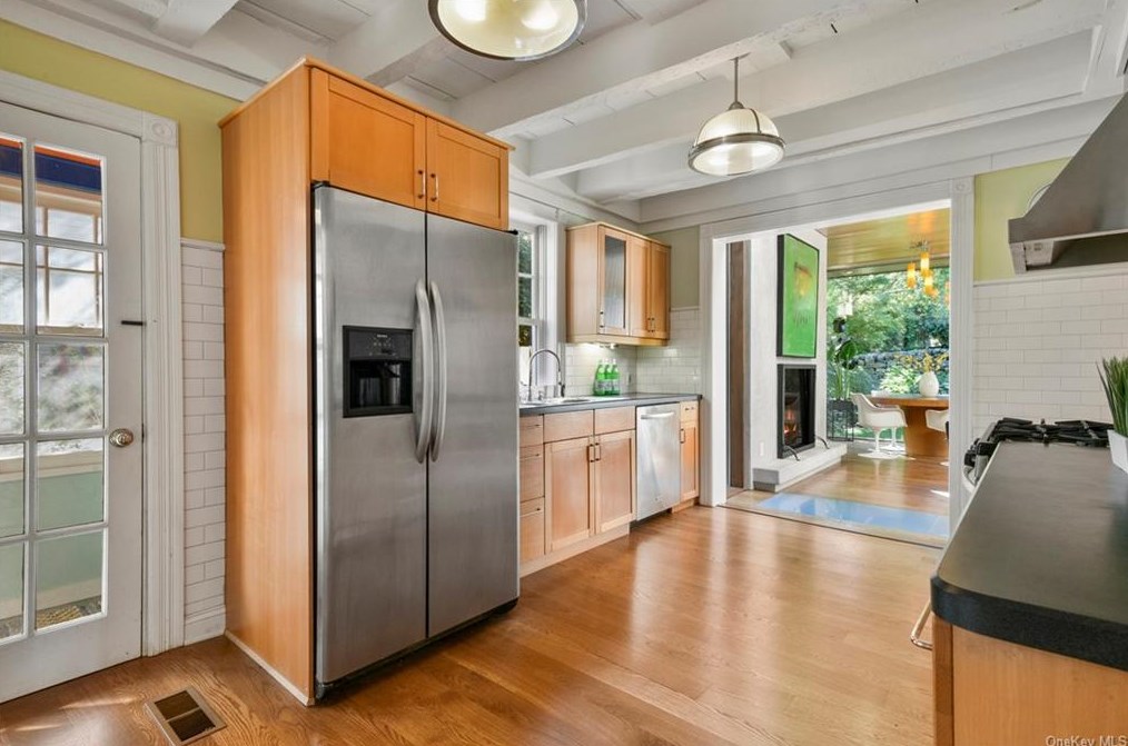 14 Bronson Ave, Larchmont NY  10538-3824 exterior