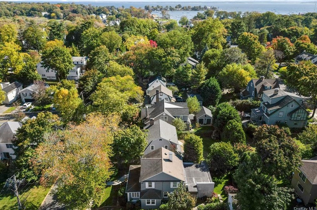 14 Bronson Ave, Larchmont NY  10538-3824 exterior