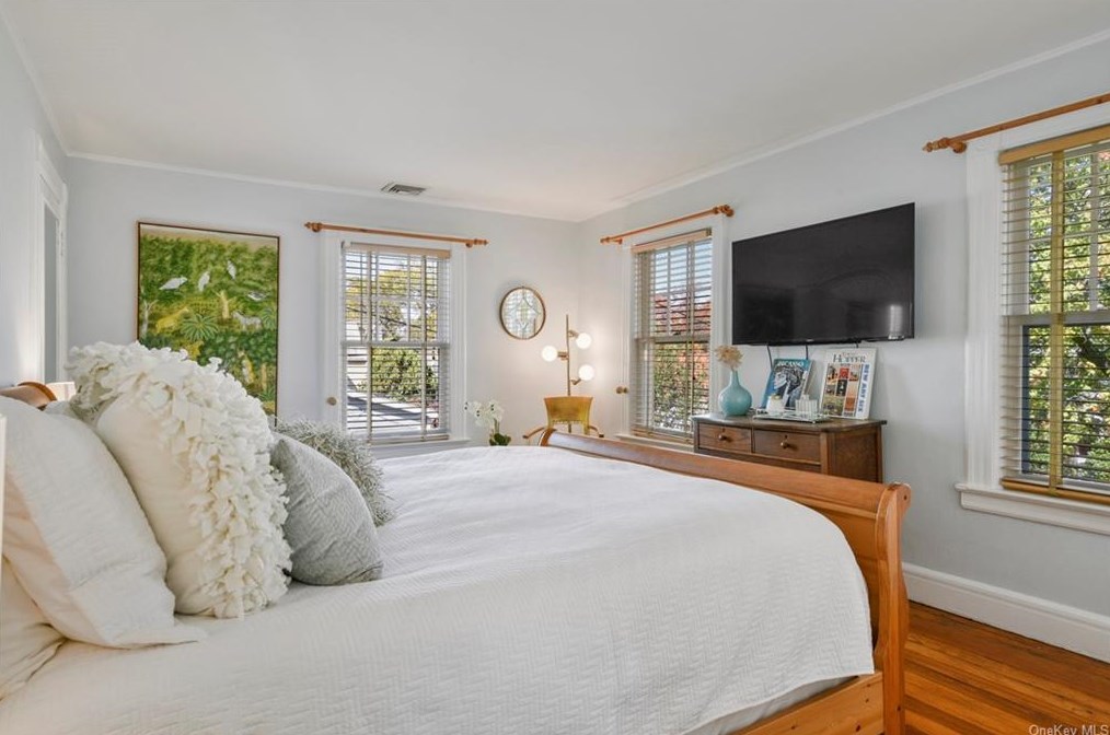 14 Bronson Ave, Larchmont NY  10538-3824 exterior