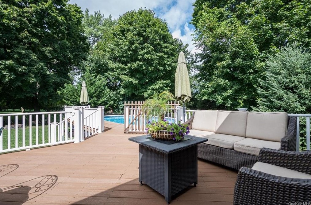 42 Merritts Path, Rocky Point NY  11778-9142 exterior