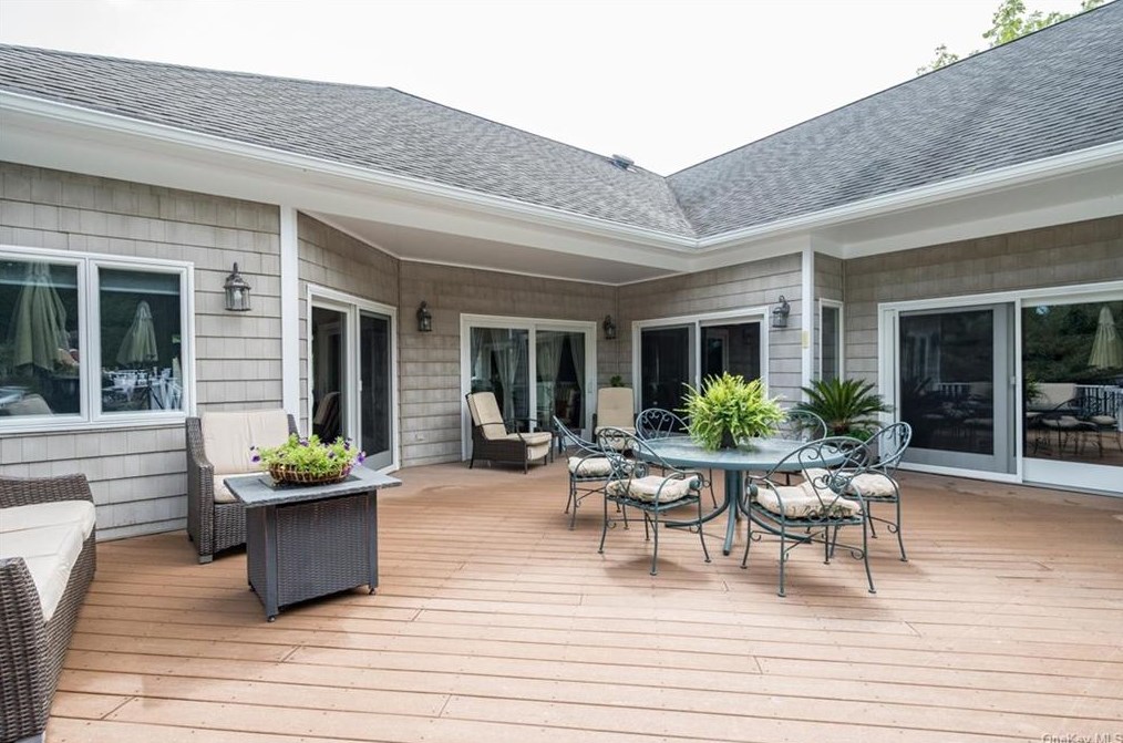 42 Merritts Path, Rocky Point NY  11778-9142 exterior