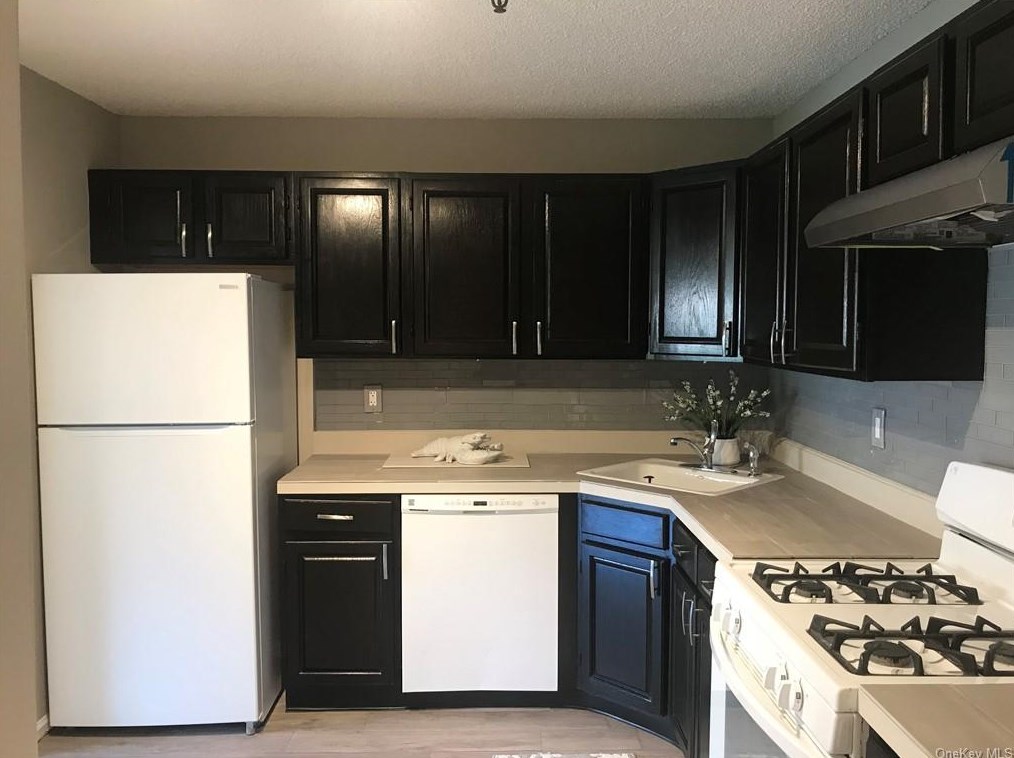 15 Edinburgh Dr, Peekskill NY  10566-2562 exterior