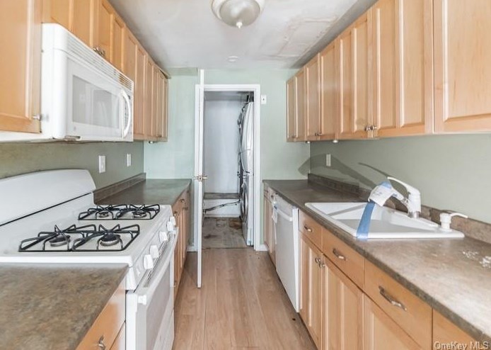 66 Birchwood Rd, Gordon Heights NY  11763-1231 exterior