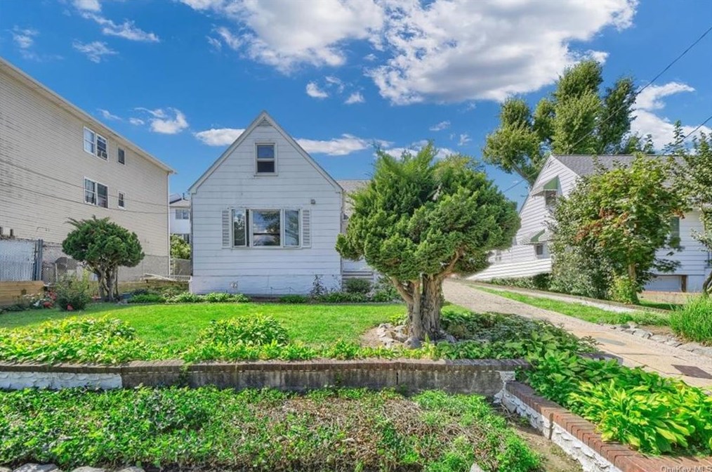 1293 Nepperhan Ave, Yonkers NY 10703-1026 exterior