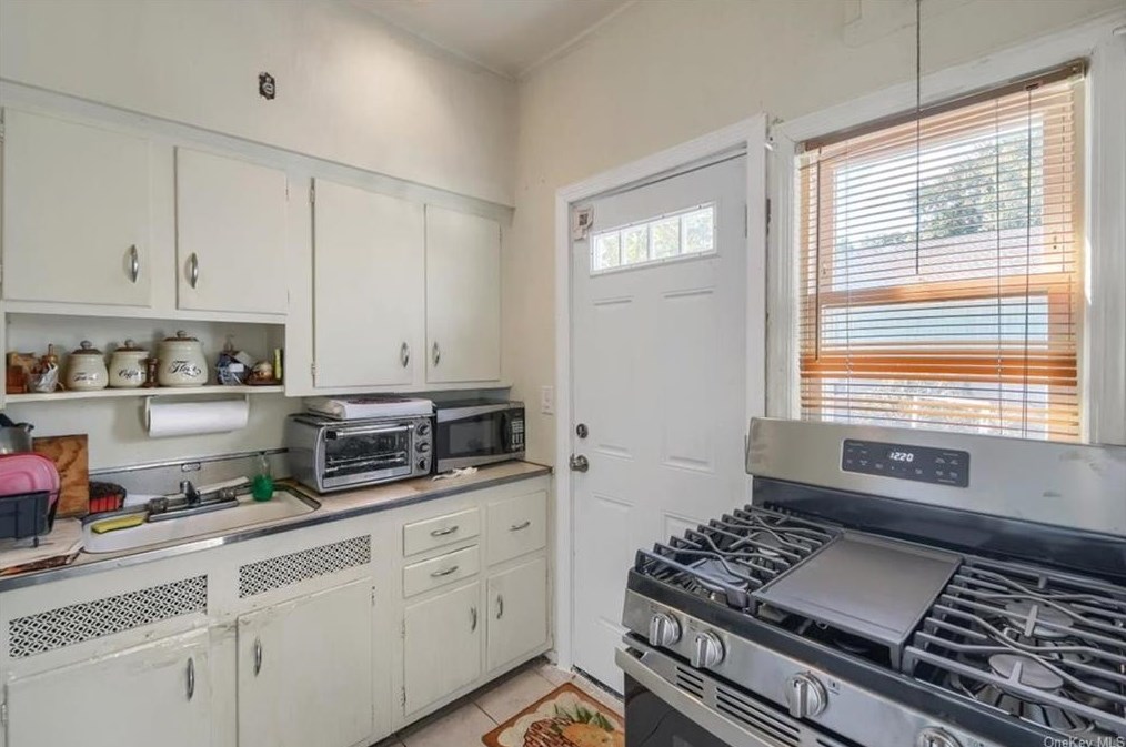 1293 Nepperhan Ave, Yonkers NY 10703-1026 exterior