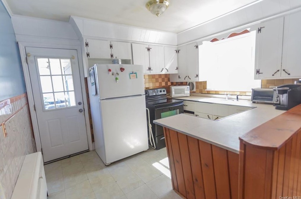 23 Deerfield Pl, Beacon NY 12508-1515 exterior