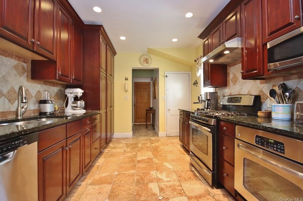 1616 Rose Ave, Mamaroneck NY  10543-3132 exterior