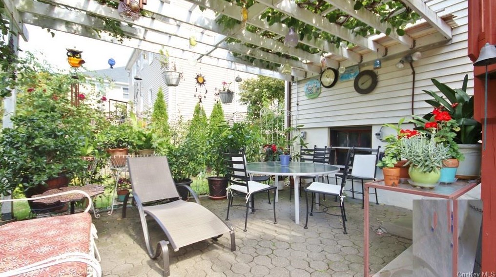 1616 Rose Ave, Mamaroneck NY  10543-3132 exterior