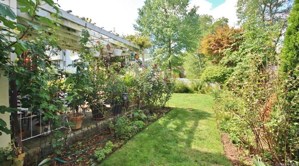 1616 Rose Ave, Mamaroneck NY  10543-3132 exterior