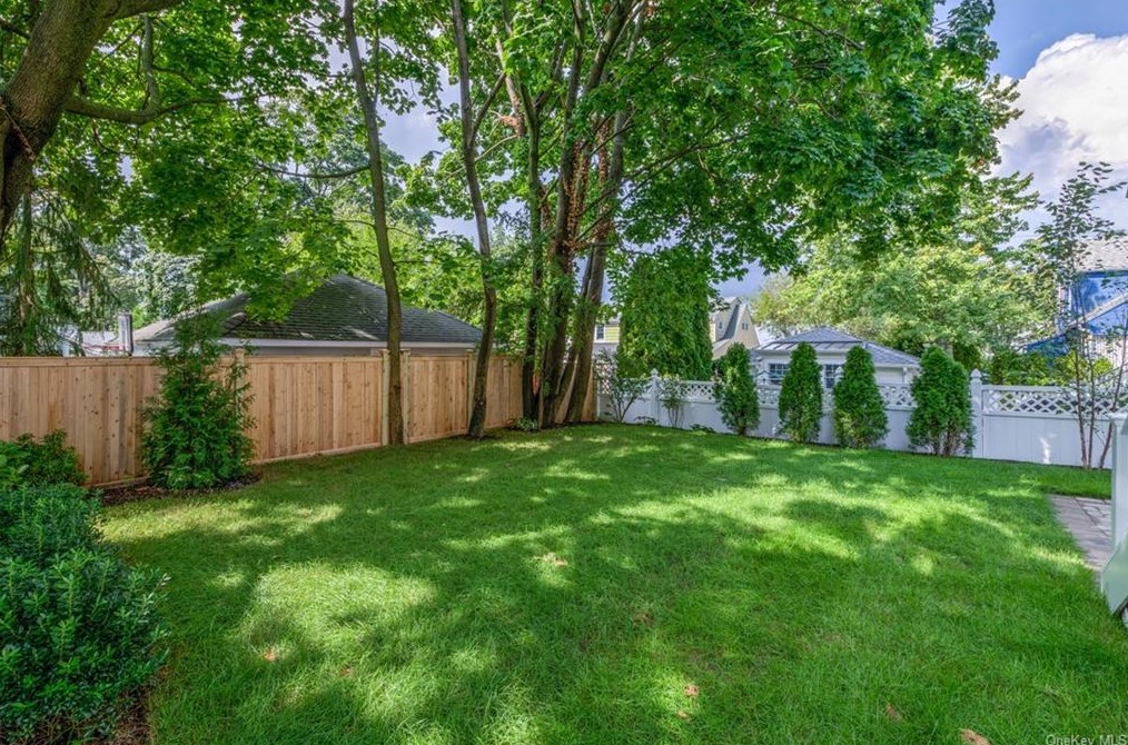 24 Kane Ave, Larchmont NY  10538-3545 exterior