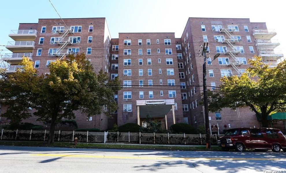 300 Broadway, Yonkers NY  10701-2455 exterior