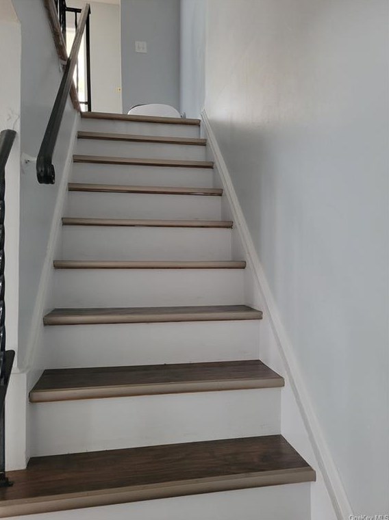 42 Elissa Ln, Yonkers NY 10710-1803 exterior