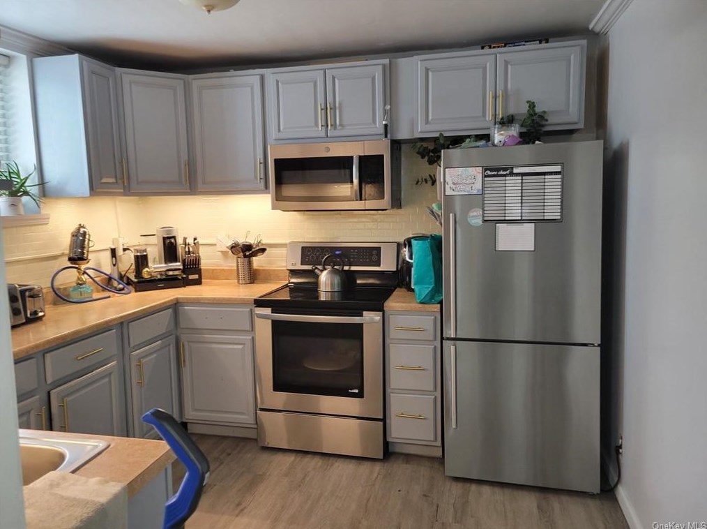 42 Elissa Ln, Yonkers NY 10710-1803 exterior