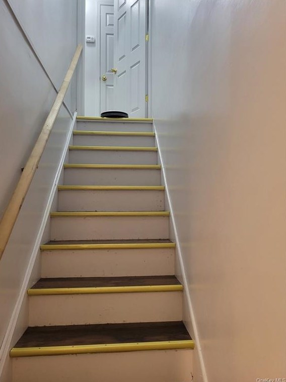 42 Elissa Ln, Yonkers NY 10710-1803 exterior