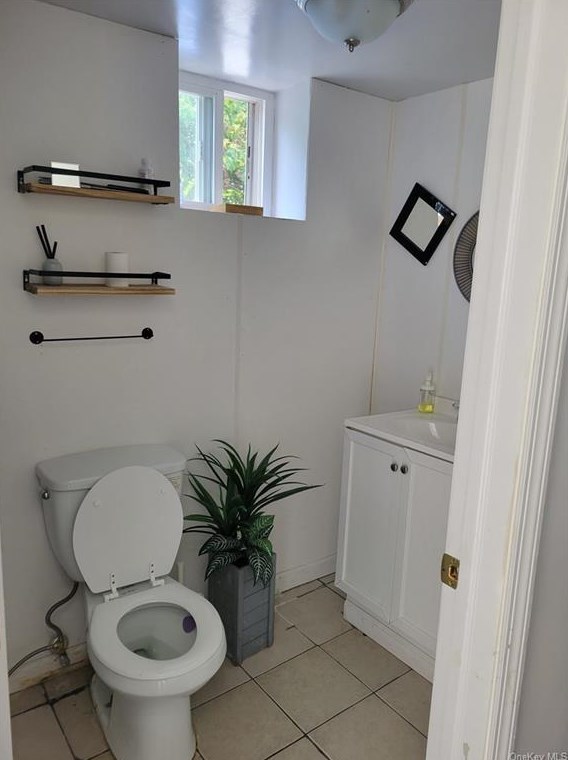 42 Elissa Ln, Yonkers NY 10710-1803 exterior