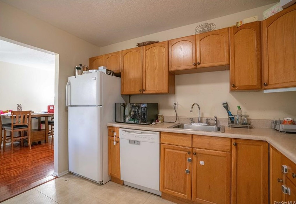 3 Redtwig Ct, Peekskill NY 10566-4126 exterior