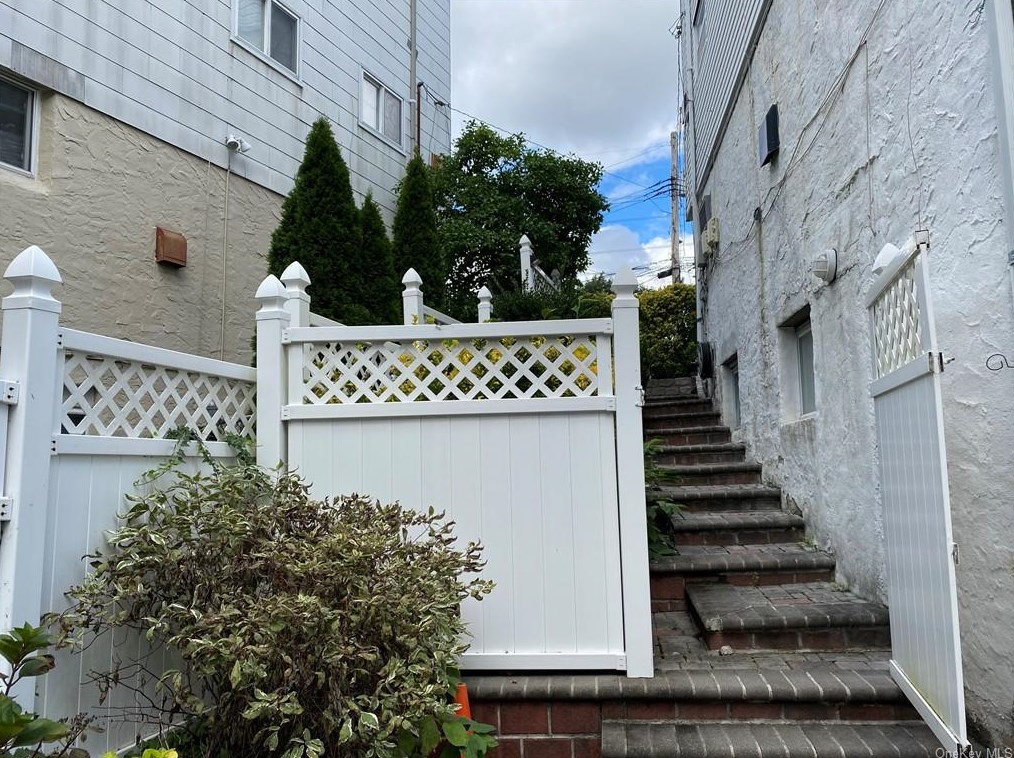 40 Elissa Ln, Yonkers NY 10710-1803 exterior