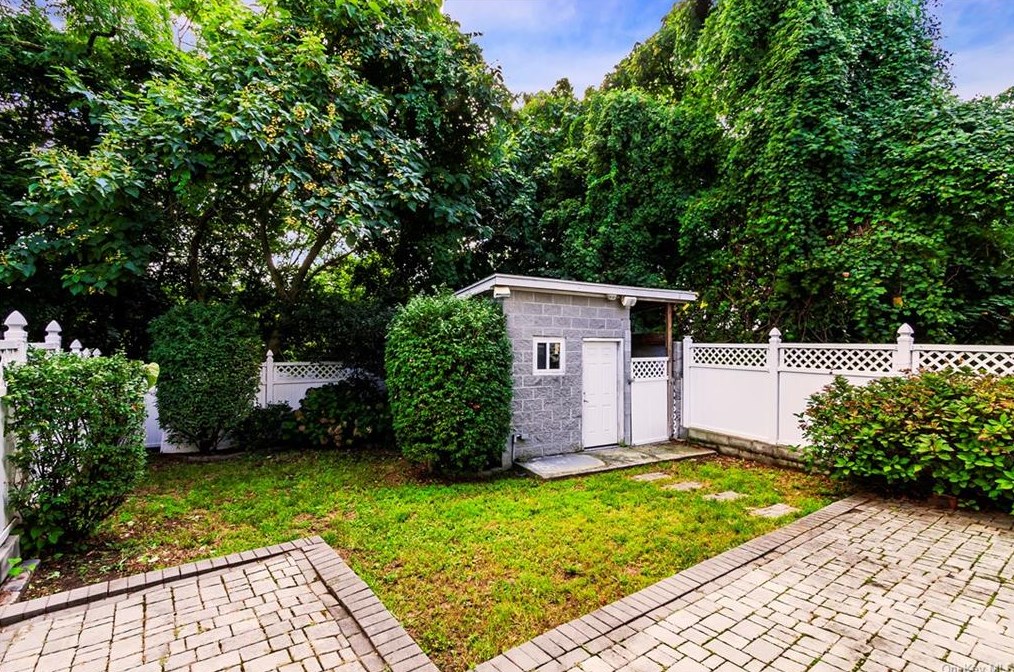 40 Elissa Ln, Yonkers NY 10710-1803 exterior